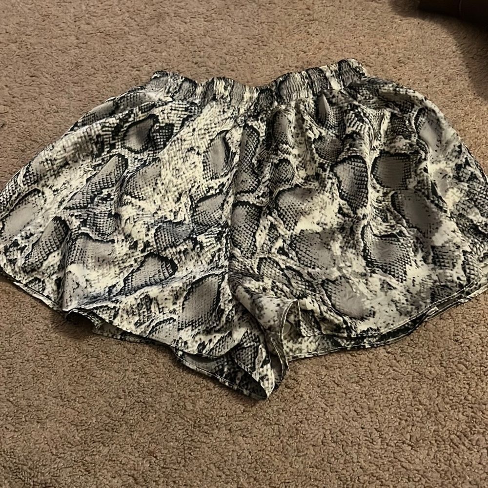 She + sky small Flowy shorts